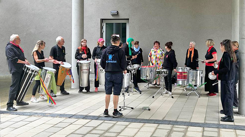 Bild zeigt eine Gruppe Personen mit Trommeln.