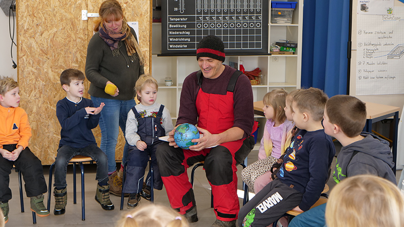 Das Bild enthält Kinder und Referenten bei einer Lernwerkstatt.