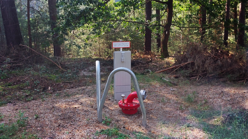 Das Bild enthält einen Löschwasserbrunnen im Wald.