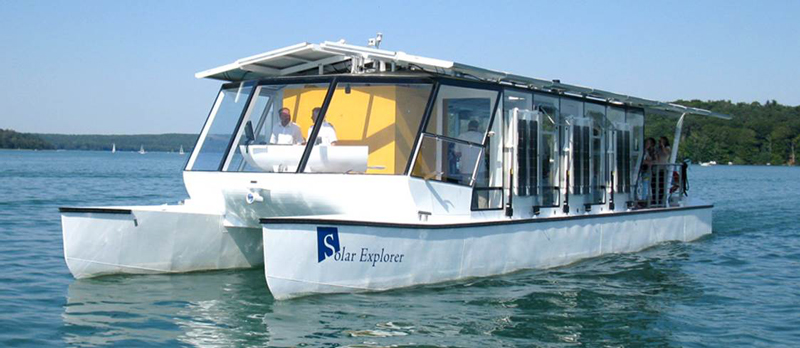 Boot auf dem See mit dem Namen Solar Explorer, Himmel.
