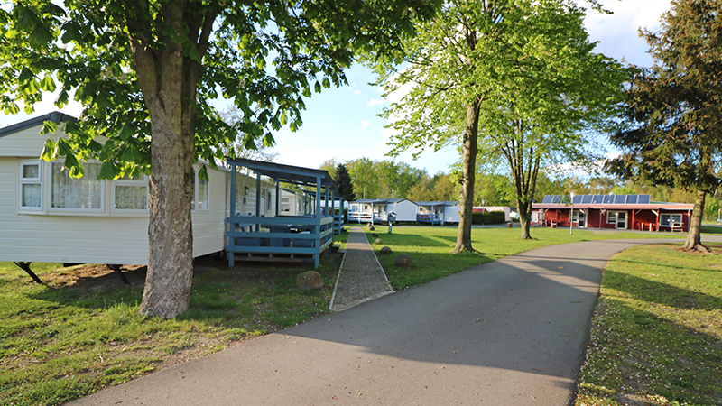 PdM 05-25 Unten2 Bild enthält mehrere Mobilheime und Mietunterkünfte auf dem Campingplatz.