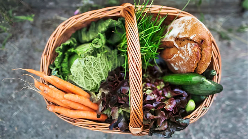 Bild zeigt einen Korb mit Brot und Gemüse gefüllt