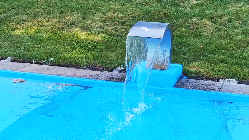 PdM 06-25 Start neu Bild enthält eine Wasserfontäne am Rand eines Schwimmbeckens.