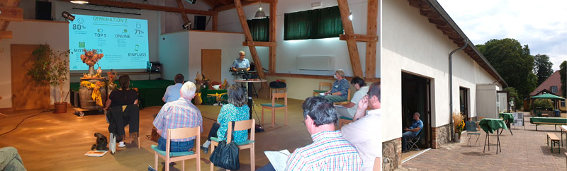 Bild links: Seminarraum in einer Scheune, innen mit Menschen; Bild rechts: Scheune von außen mit offenen Türen