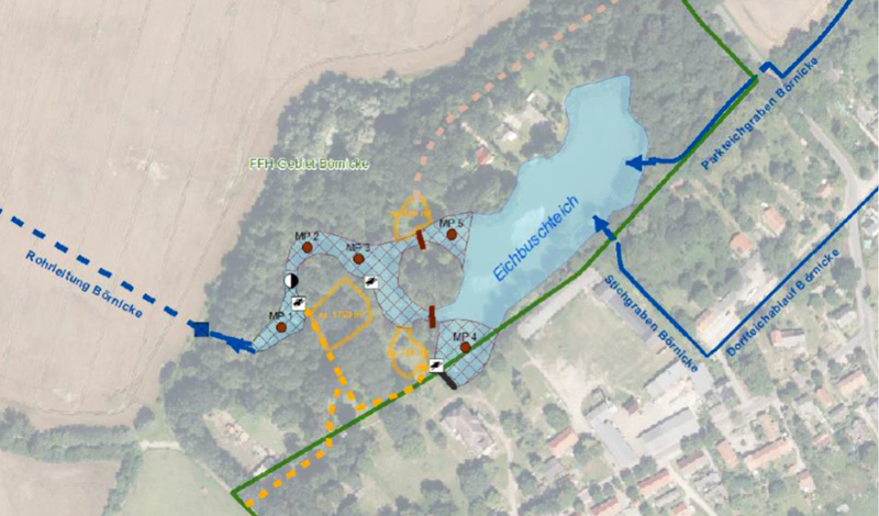 Bild mit Umgebungskarte der Eichbuschteiche im Schlosspark Börnicke mit Markierungen für die sanierten Bereiche sowie Gräben und Rohrleitungen.