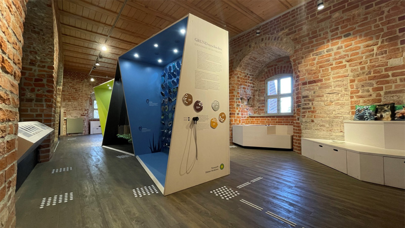 Das Bild enthält barrierefreie, interaktive Ausstellungsmodule zum Thema „Boden“.
